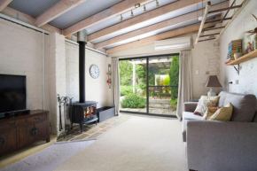 Little Haven Leura Cottage with Spa and BBQ
